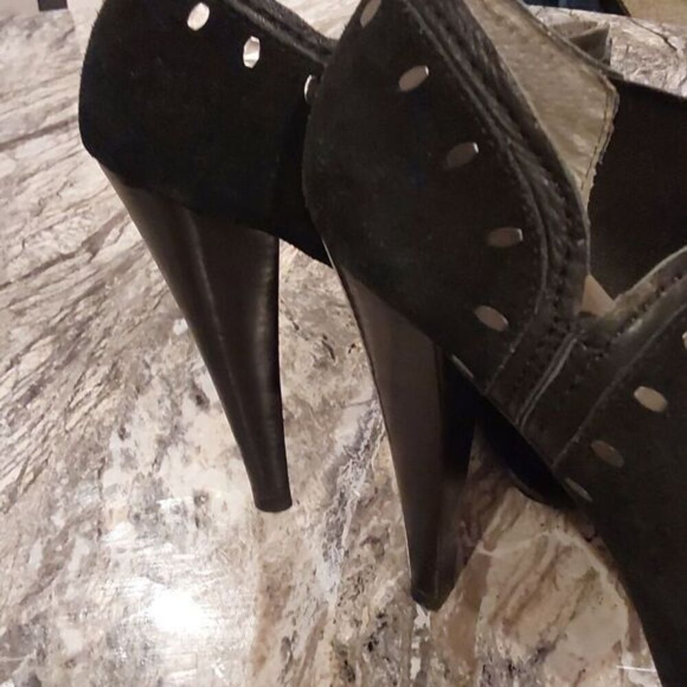 Levity 4 inch Black Suede Size 7 1/2 M Ankle Bootie - Picture 2 of 4